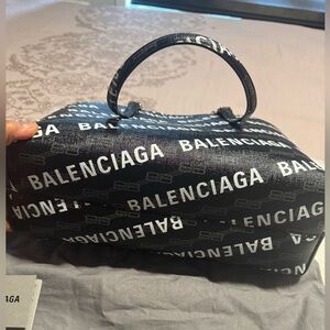 NEW AUTHENTIC BALENCIAGA SIGNATURE MEDIUM TOTE BAG
